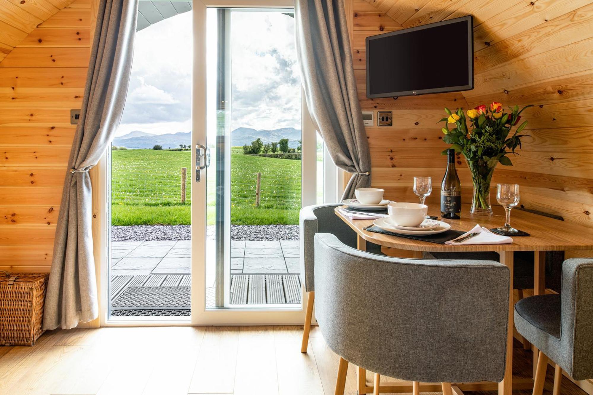 Waenfechan Glamping With Hot Tubs Колвин Бэй Экстерьер фото